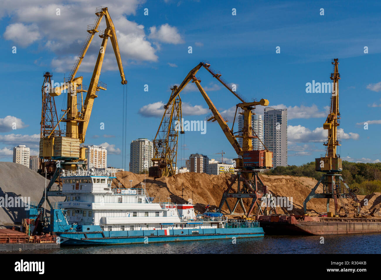 Riverside Docking-bereich für Industrie- und Rohstoff be- und entladen. Sortierte Krane, Maschinen und Lager. Moskau, Russland. Stockfoto