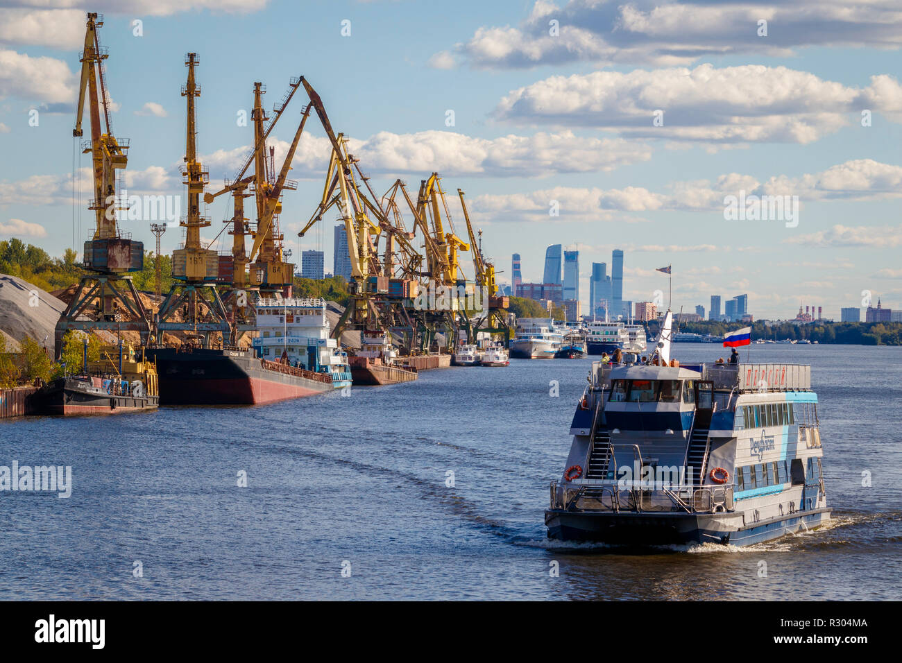 Riverside Docking-bereich für Industrie- und Rohstoff be- und entladen. Sortierte Krane, Maschinen und Lager. Moskau, Russland. Stockfoto