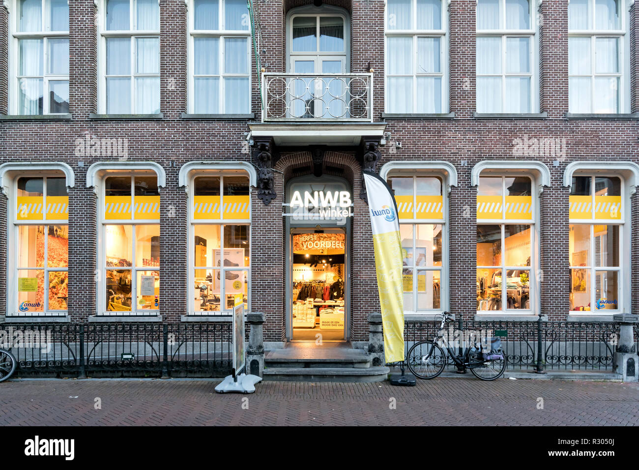 ANWB Winkel in Sneek, Niederlande. Die Royal Dutch Touring Club (ANWB) betreibt 87 Läden, die Dokumente, Freizeit Kleidung und Produkte. Stockfoto