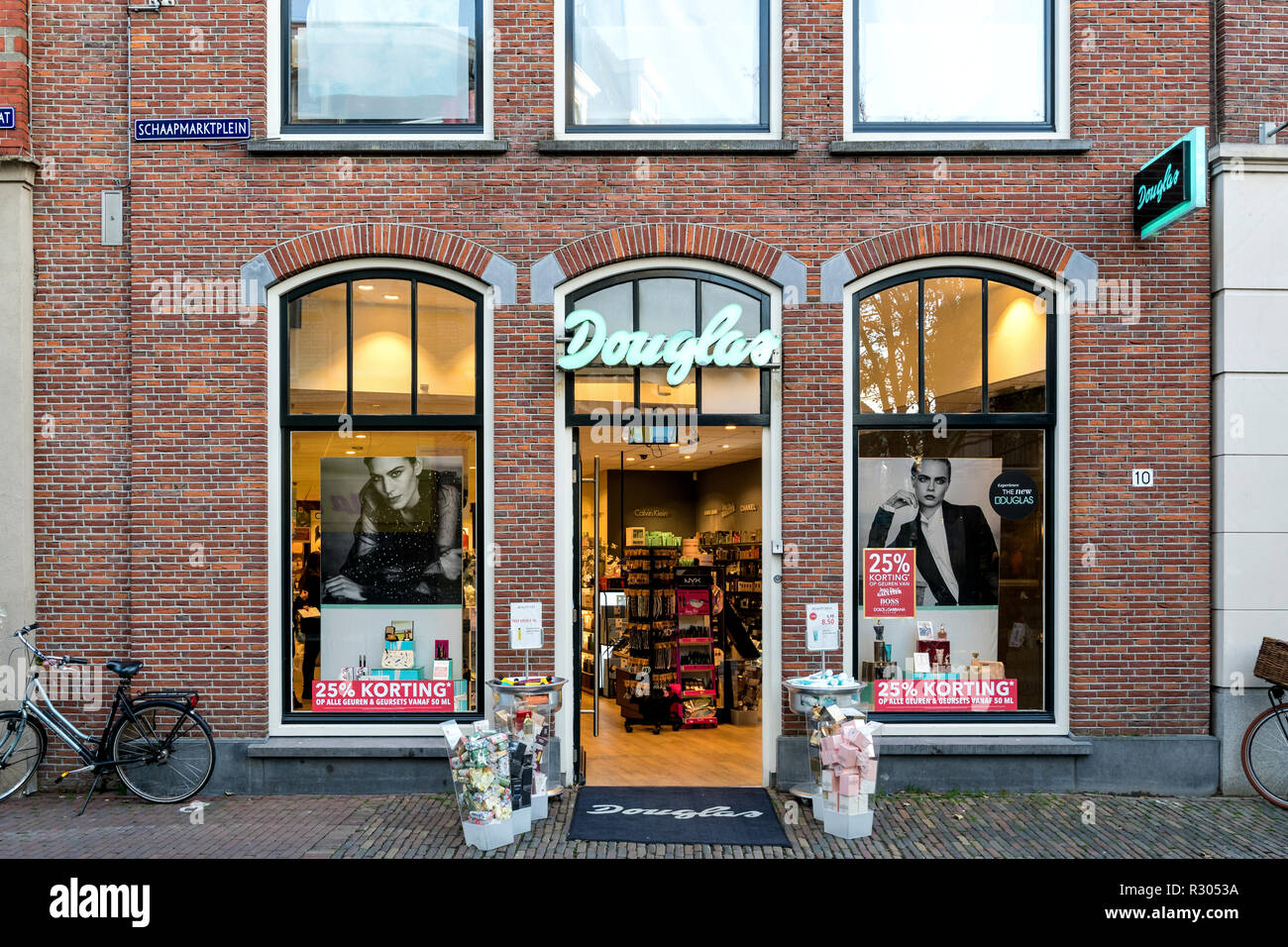 Douglas Filiale in Sneek, Niederlande. Douglas ist ein deutscher Parfüm und Kosmetik Einzelhändler und hat mehr als 1.700 in ganz Europa. Stockfoto