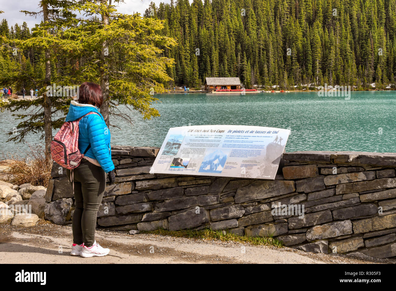 LAKE LOUISE, AB, Kanada - Juni 2018: Besucher gestoppt touristische Informationen über Lake Louise in Alberta, Kanada zu lesen. Stockfoto