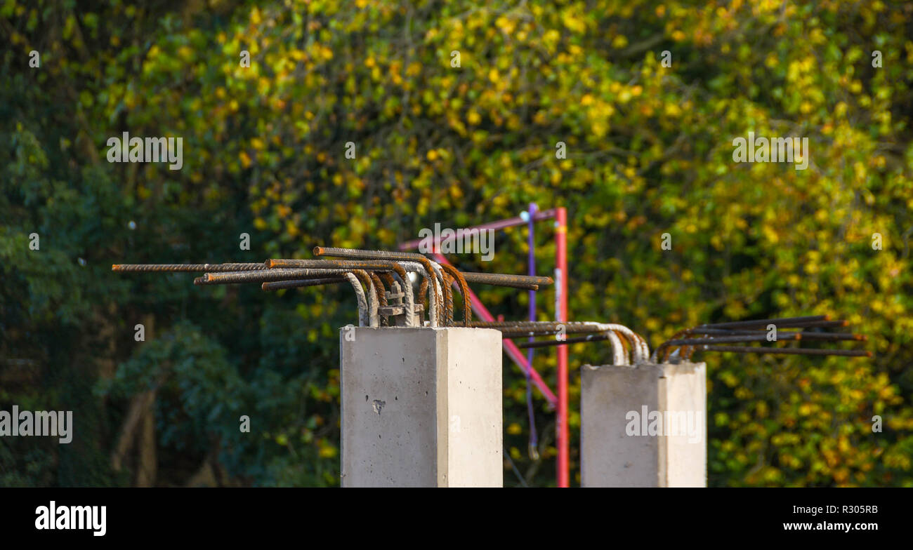 Nahaufnahme von Stählen Stangen, die aus Stahlbetonsäulen auf einer Baustelle hervorstehen. Keine Personen. Speicherplatz kopieren Stockfoto