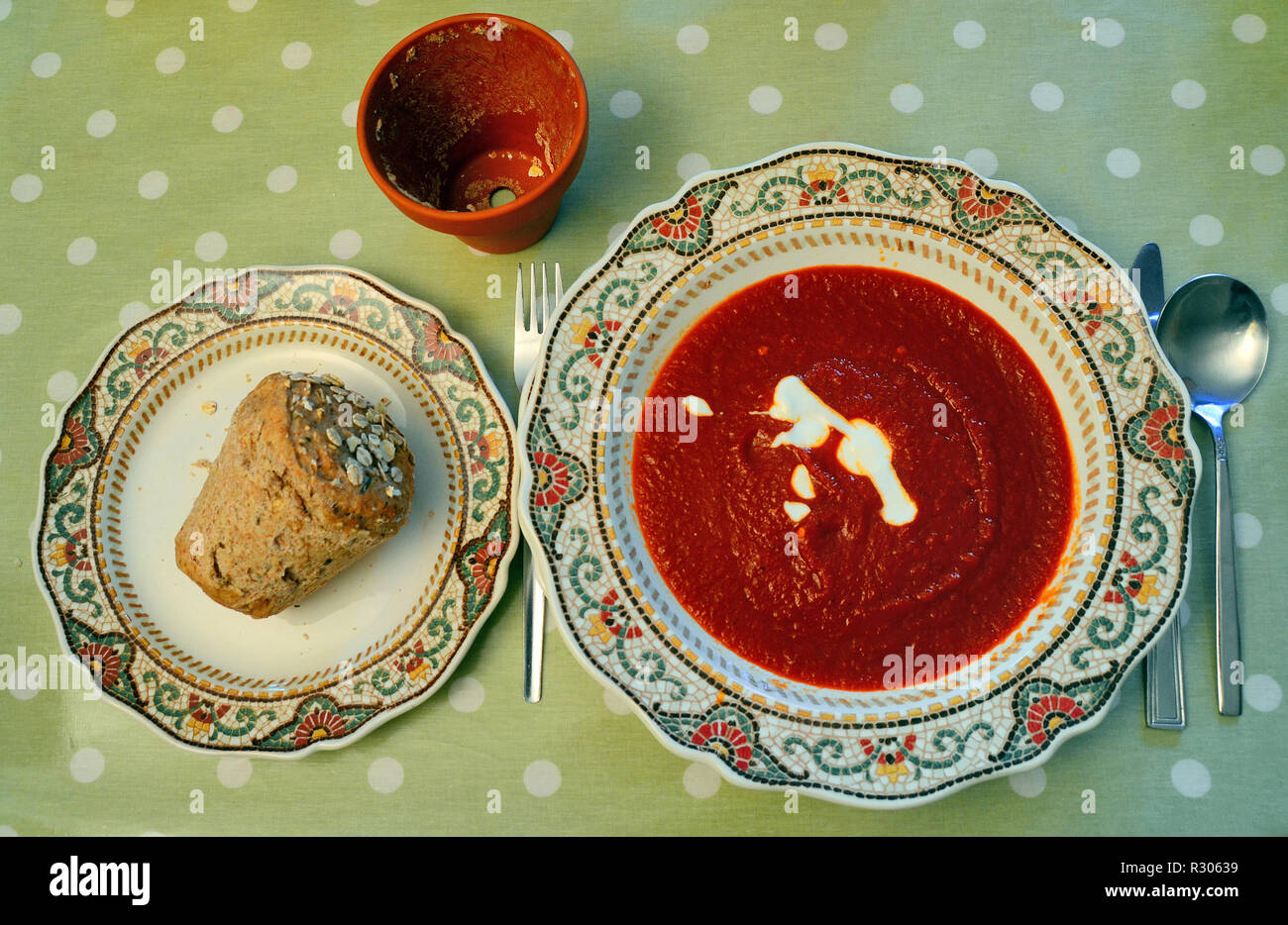 Mit Blick auf China Schüssel Tomatensuppe mit Sahne und braunes Brot, gebacken in Ton Blumentopf. Stockfoto