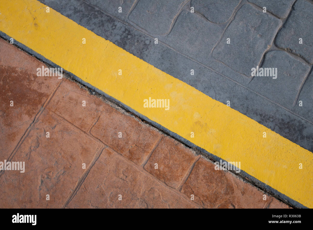 Straße, Bürgersteig Grenze gelbe Linie auf der Etage - Zusammenfassung Hintergrund Stockfoto