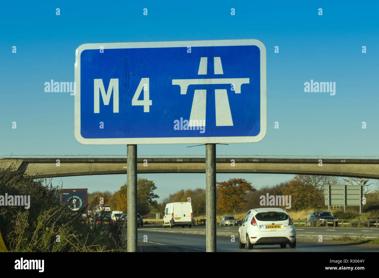 SWINDON, ENGLAND - NOVEMBER 2018: großes Schild auf eine Zubringerstraße zur Autobahn M4 in der Nähe von Swindon. Stockfoto