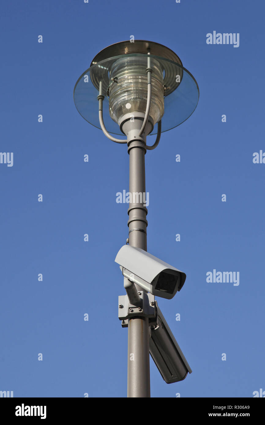 Street Light und Überwachungskameras Stockfoto