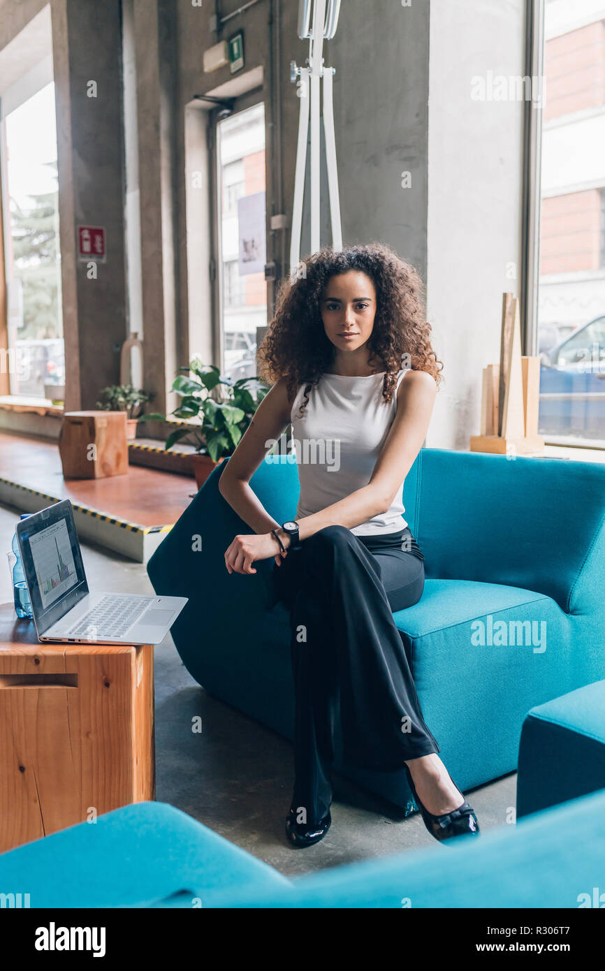 Jungen multiethnischen Business woman posing Indoor suchen Kamera-Haltung, Girl Power, smart Arbeitnehmer Konzept Stockfoto