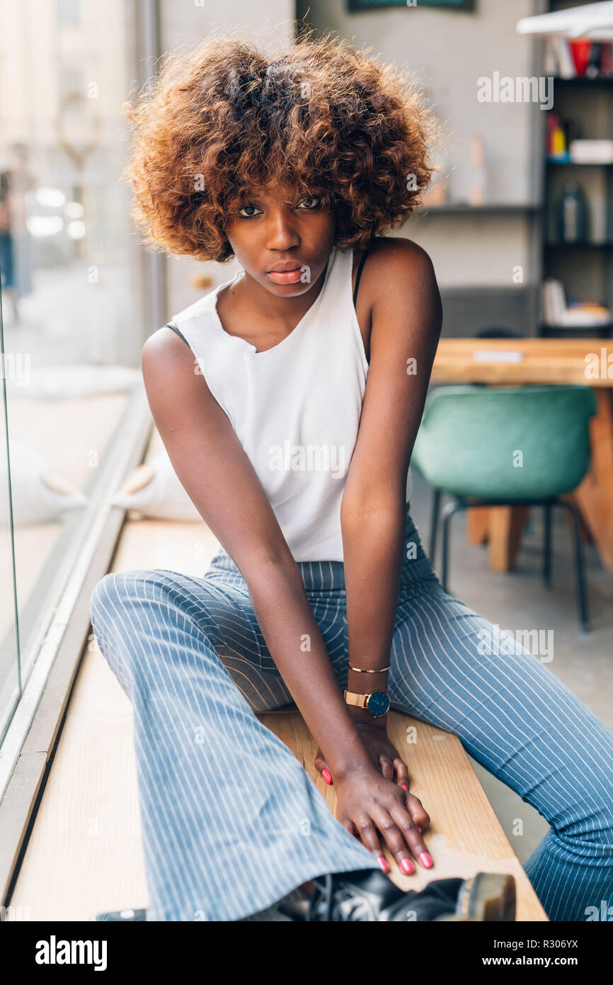 Junge schwarze Frau posiert Indoor suchen Kamera-Haltung, Girl Power, Konzept der Betrachtung Stockfoto