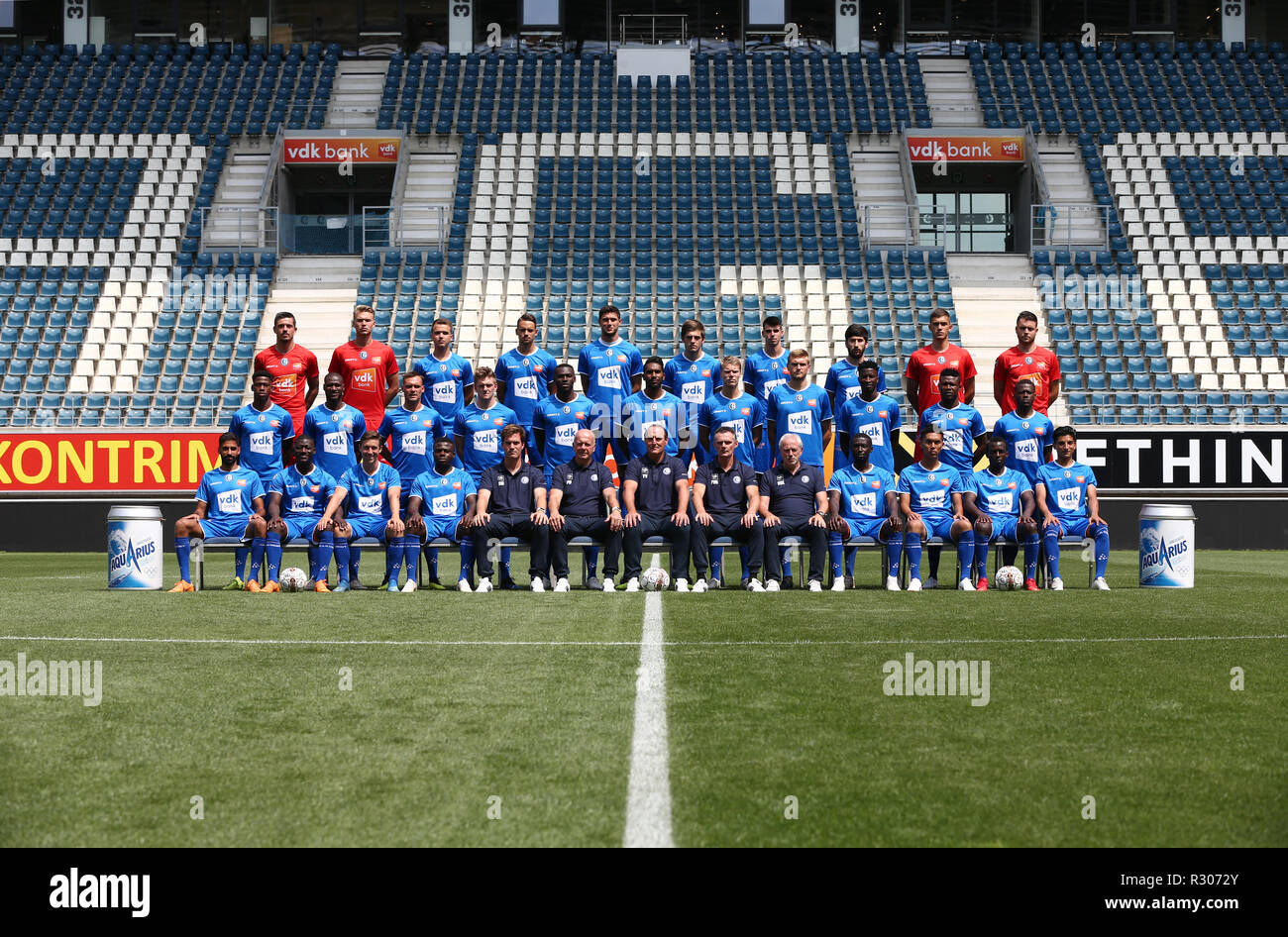 Gent, Belgien - 16. Juli: (L-R): Yannick Thoelen, Anthony Swolfs, Nicolas Raskin, Siebe Horemans, römische Yaremchuk, Giorgi Chakvetadze, Thibault De Smet, Giorgi Beridze, Jari De Busser, Colin Coosemans. (Mittlere Reihe): David Jonathan, Mamadou Sylla, Birger Verstraete, Thomas Foket, Anderson Esiti, Renato Neto, Sigurd Rosted, Igor Plastun, Samuel Kalu, Peter Olayinka, Stallone Limbombe. (Vordere Reihe): Ofir, Davidzada Dejaegere Aboubakary Koita, Brecht, Moses Simon, Stijn Matthys (Trainer), Peter Balette (Trainer), Yves Vanderhaeghe (Trainer), Francky Vandendriessch Stockfoto