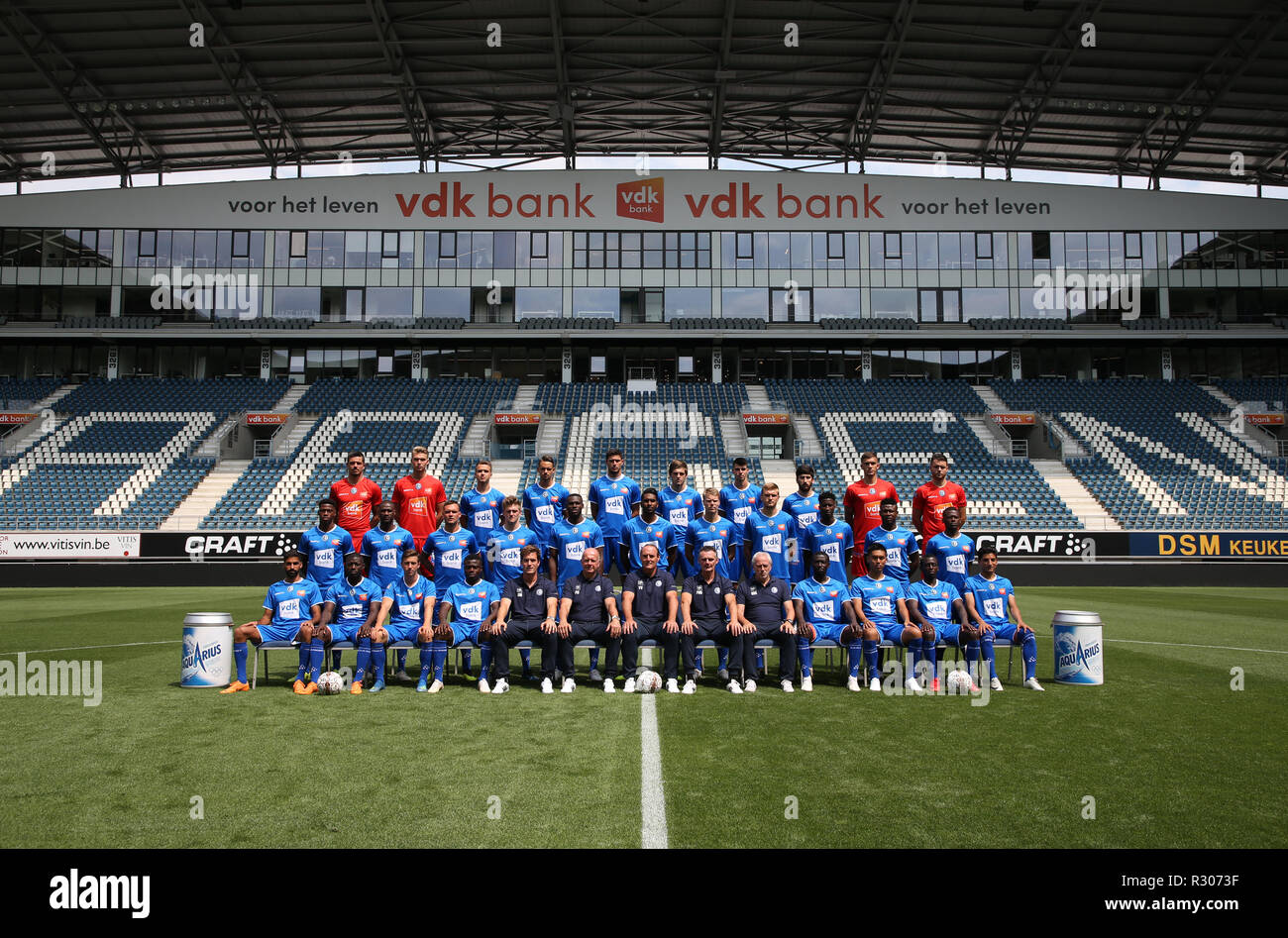 Gent, Belgien - 16. Juli: (L-R): Yannick Thoelen, Anthony Swolfs, Nicolas Raskin, Siebe Horemans, römische Yaremchuk, Giorgi Chakvetadze, Thibault De Smet, Giorgi Beridze, Jari De Busser, Colin Coosemans. (Mittlere Reihe): David Jonathan, Mamadou Sylla, Birger Verstraete, Thomas Foket, Anderson Esiti, Renato Neto, Sigurd Rosted, Igor Plastun, Samuel Kalu, Peter Olayinka, Stallone Limbombe. (Vordere Reihe): Ofir, Davidzada Dejaegere Aboubakary Koita, Brecht, Moses Simon, Stijn Matthys (Trainer), Peter Balette (Trainer), Yves Vanderhaeghe (Trainer), Francky Vandendriessch Stockfoto