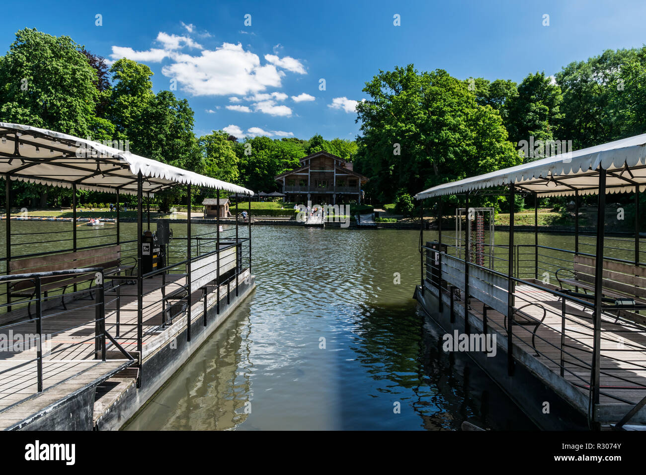 Zwei kleine Fähren in der City Park Bois de la Cambre, Warten auf Passagiere im Sommer in Ixelles, Brüssel, Belgien Stockfoto