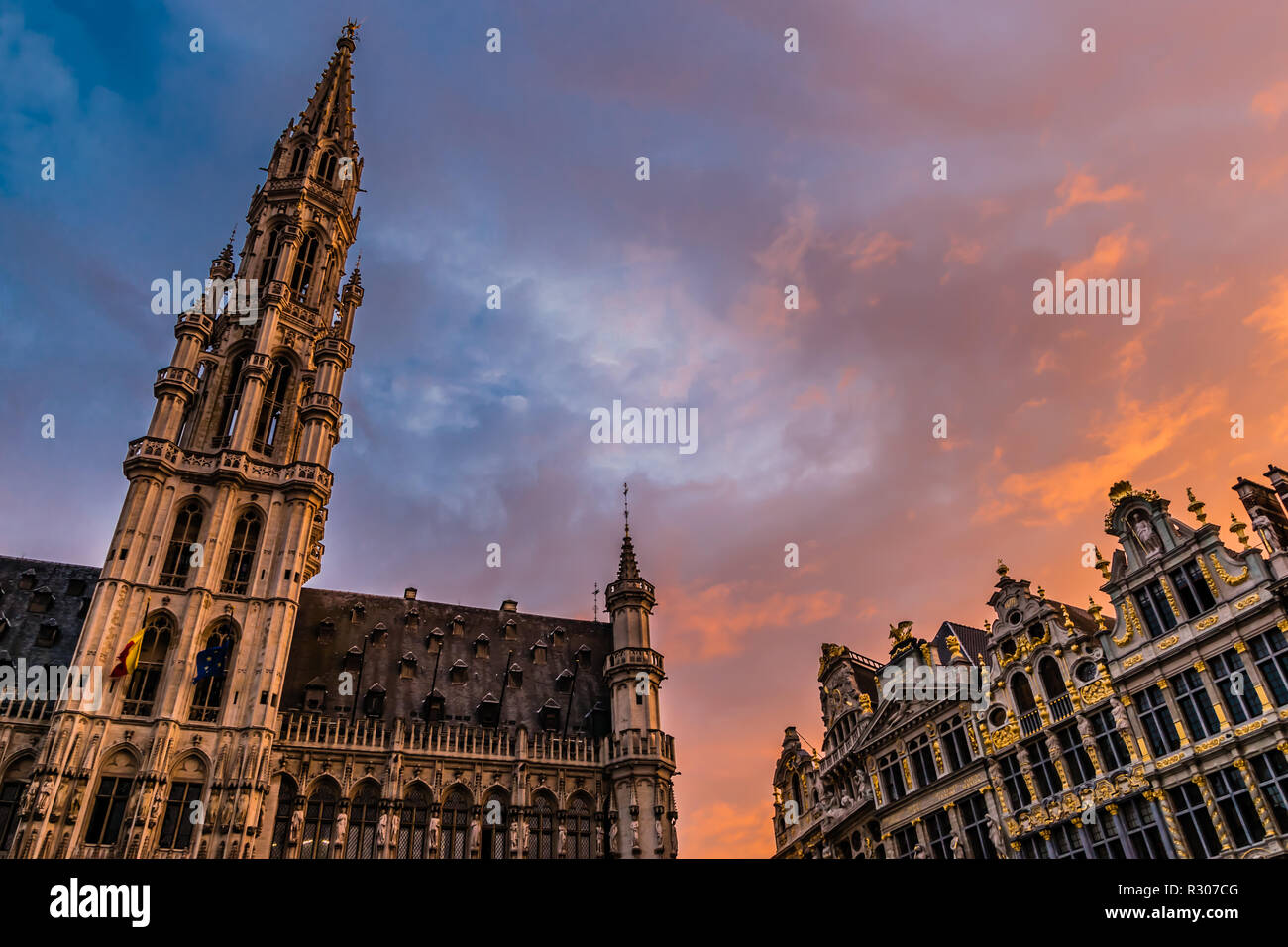 Farbenfroher Sonnenuntergang über der Grande Place, den alten Marktplatz in Brüssel, Belgien. Stockfoto