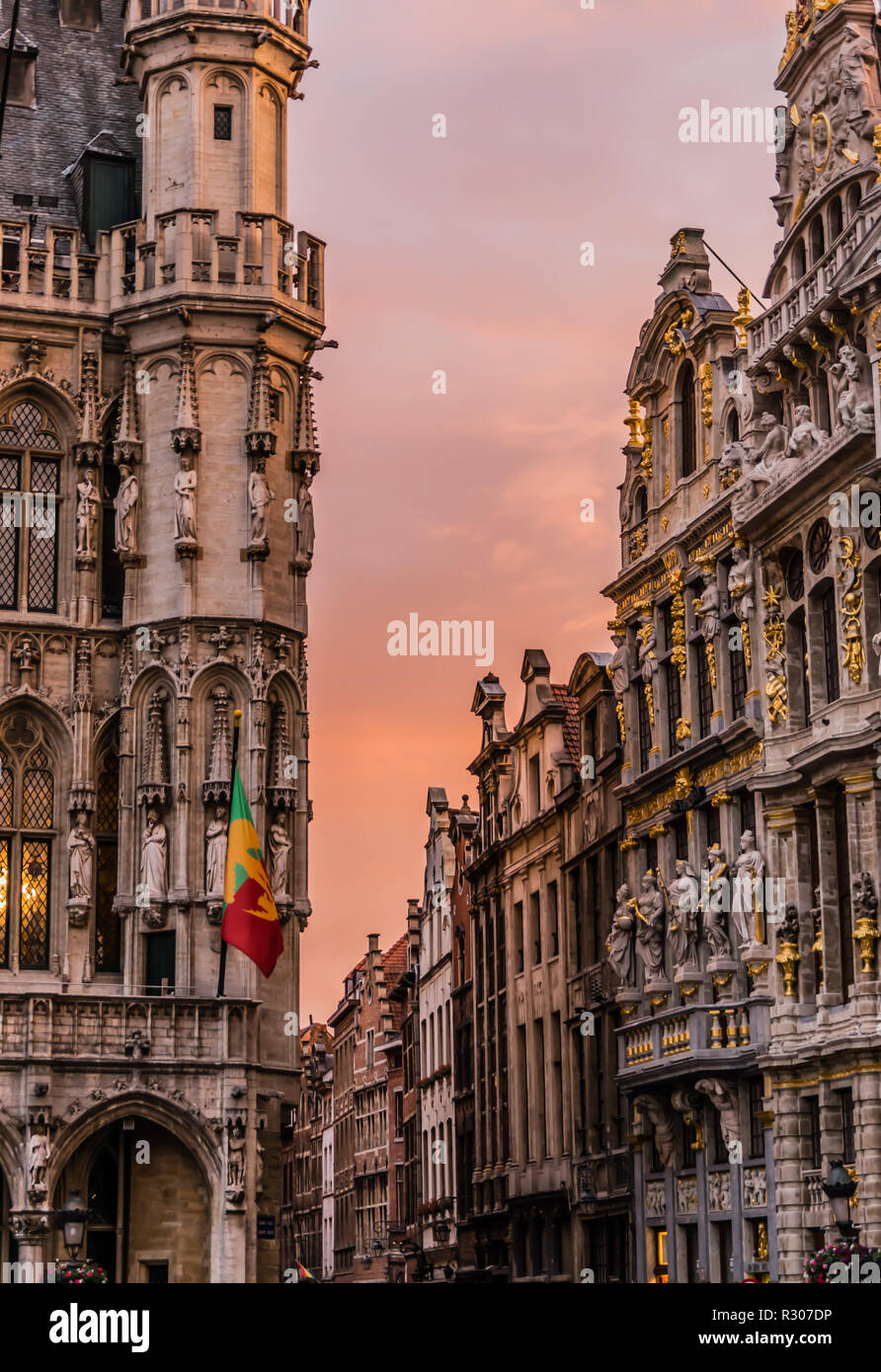 Farbenfroher Sonnenuntergang über der Grande Place, den alten Marktplatz in Brüssel, Belgien. Stockfoto