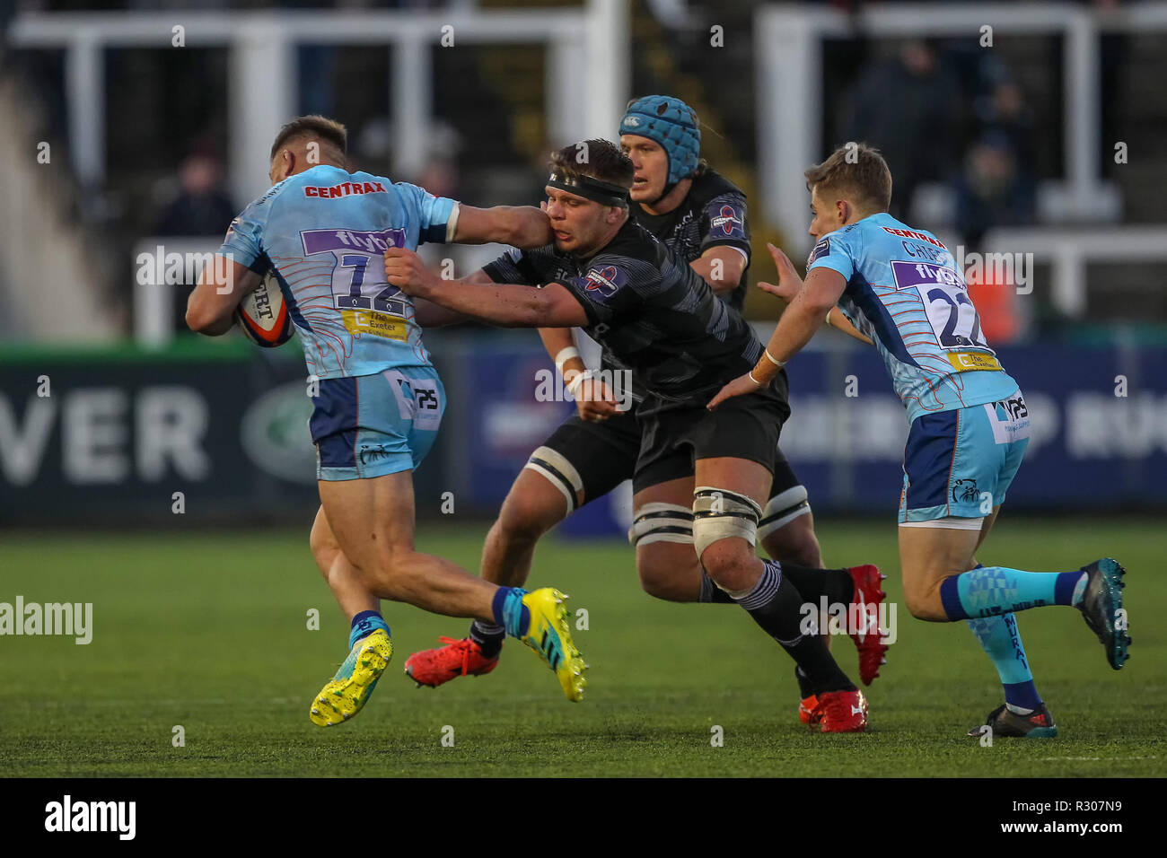 NEWCASTLE UPON TYNE. 28. Oktober 2018 Callum Küken von Newcastle Falcons versucht Sam Hill in der Premiership Cup Match zwischen Newcastle Falcons und Exeter Chiefs bei Kingston Park, Newcastle upon Tyne am Sonntag, den 28. Oktober 2018 zu hängen. © MI Nachrichten & Sport Ltd | Alamy leben Nachrichten Stockfoto