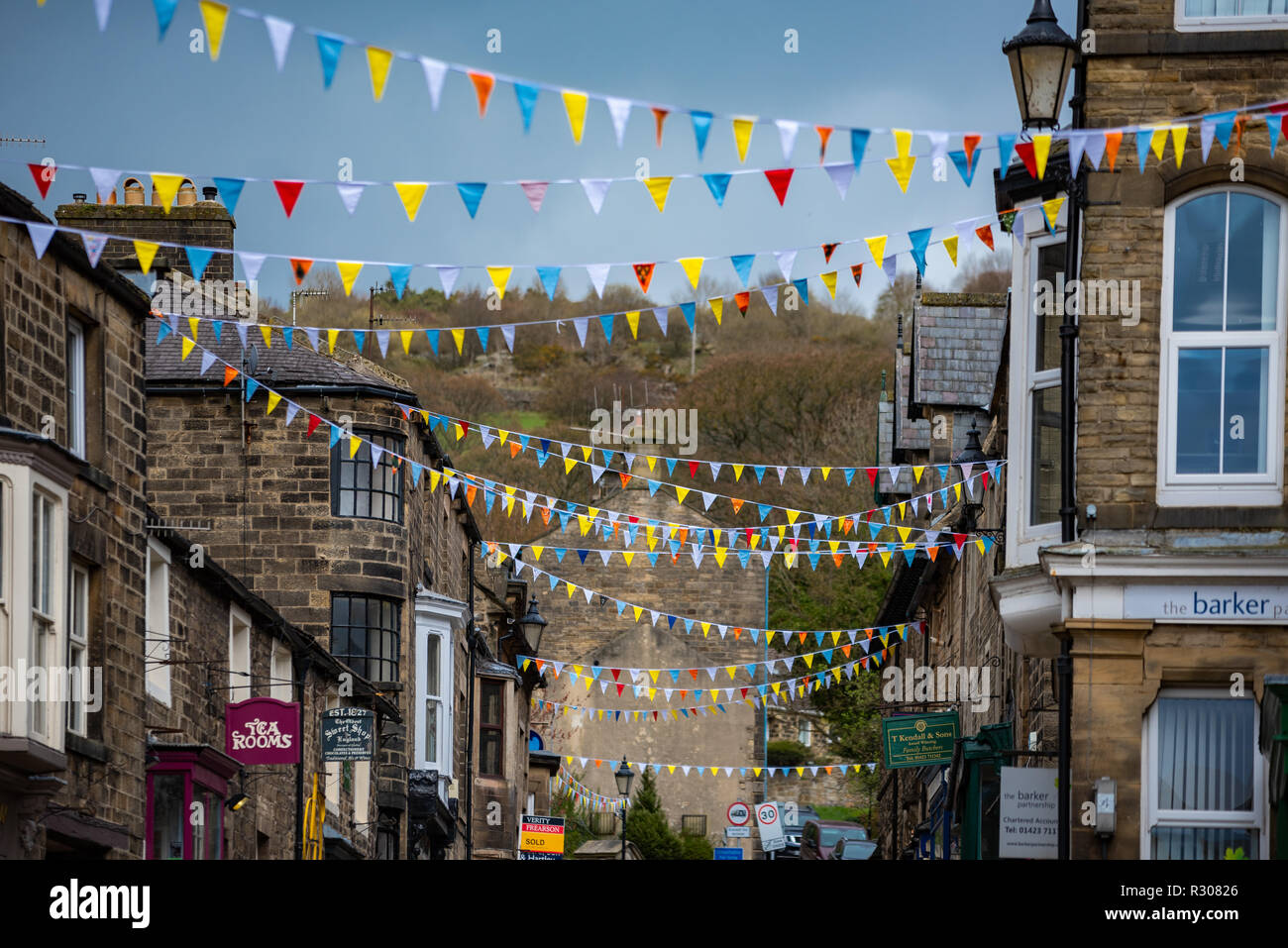 Bunte Wimpelketten hängt über die High Street in Pateley Bridge in Nidderdale in Harrogate, North Yorkshire, England Stockfoto