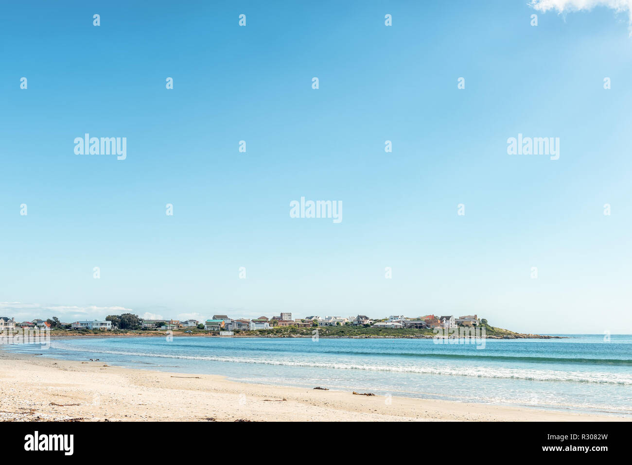 ST HELENA BAY, SÜDAFRIKA, 21. AUGUST 2018: eine Strandszene in Britannia Bay auf St. Helena Bay an der Atlantik Küste. Luxus Häuser sind sichtbar Stockfoto