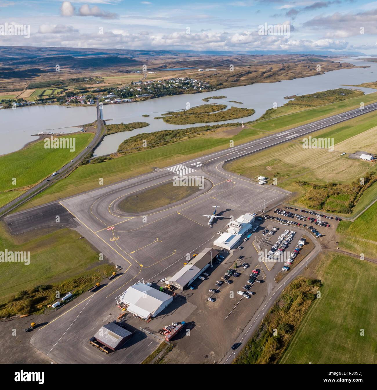 Flughafen Egilsstadir, Egilsstadir, Fluss Lagarfljot, Ost Island. Dieses Bild ist mit einer Drohne erschossen. Stockfoto
