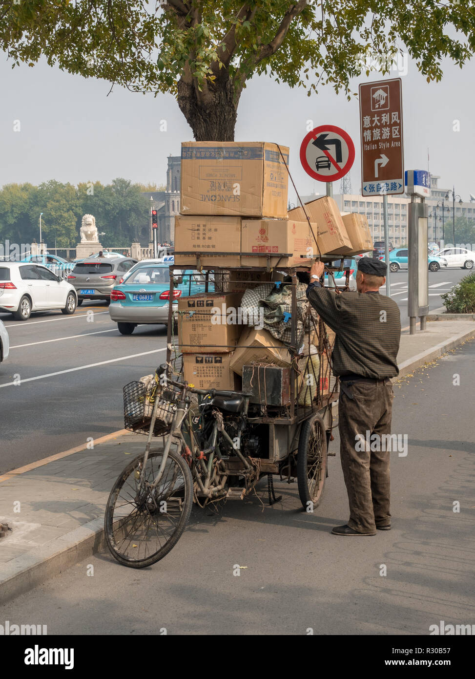 Die lokale Zustellung Mann mit Fahrrad durch Fluss Haihe in Tianjin Stockfoto