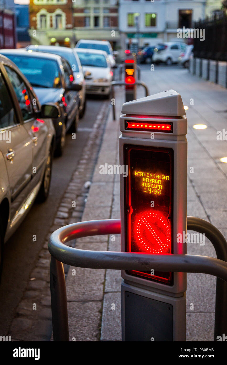 Parken verboten bis 14:00 Uhr rot glühenden elektronisches Zeichen in Arras, Frankreich Am 7. Juni 2013 Stockfoto