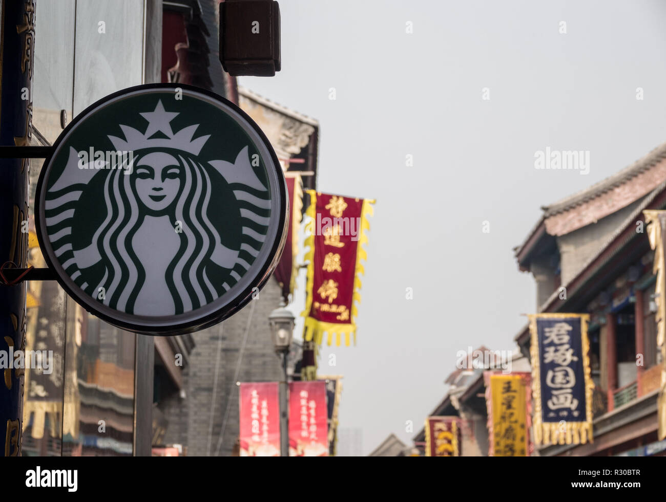 Starbucks in der alten kulturellen Straße oder Guwenhua Jie in Tianjin Stockfoto