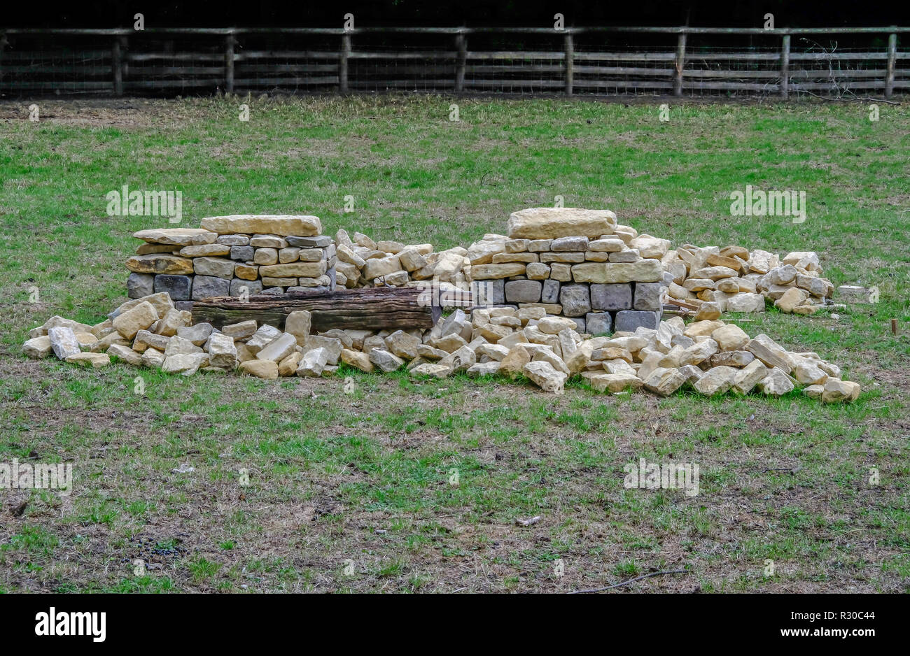 Der Bereich für das Lernen Trockenmauern zu machen. In einem Feld mit einem Zaun im Hintergrund. Stockfoto