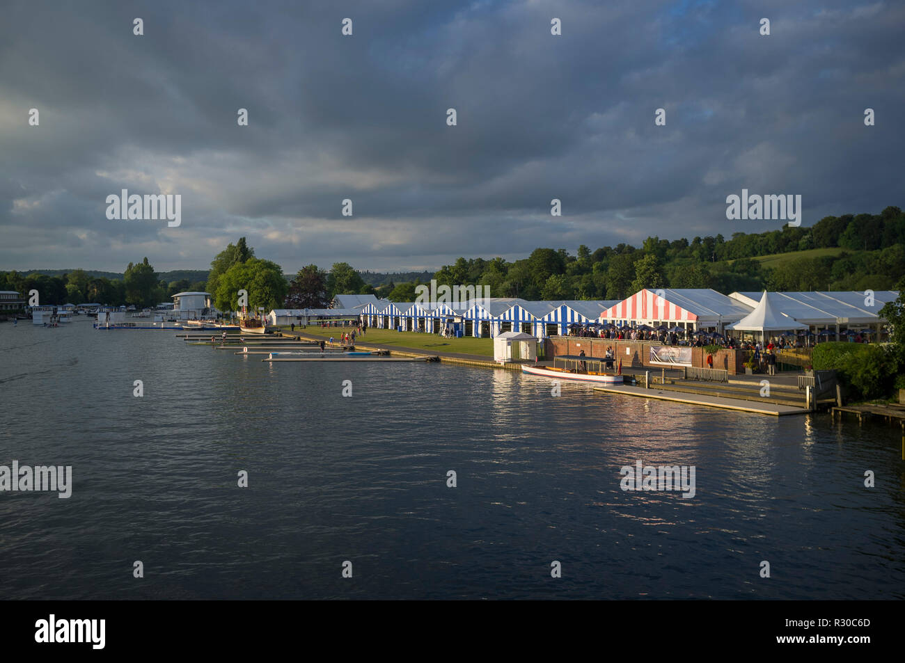 Ein Blick über Leander Club und die Boote Zelte am Henley Regatta, Henley-on-Thames, Oxfordshire Stockfoto