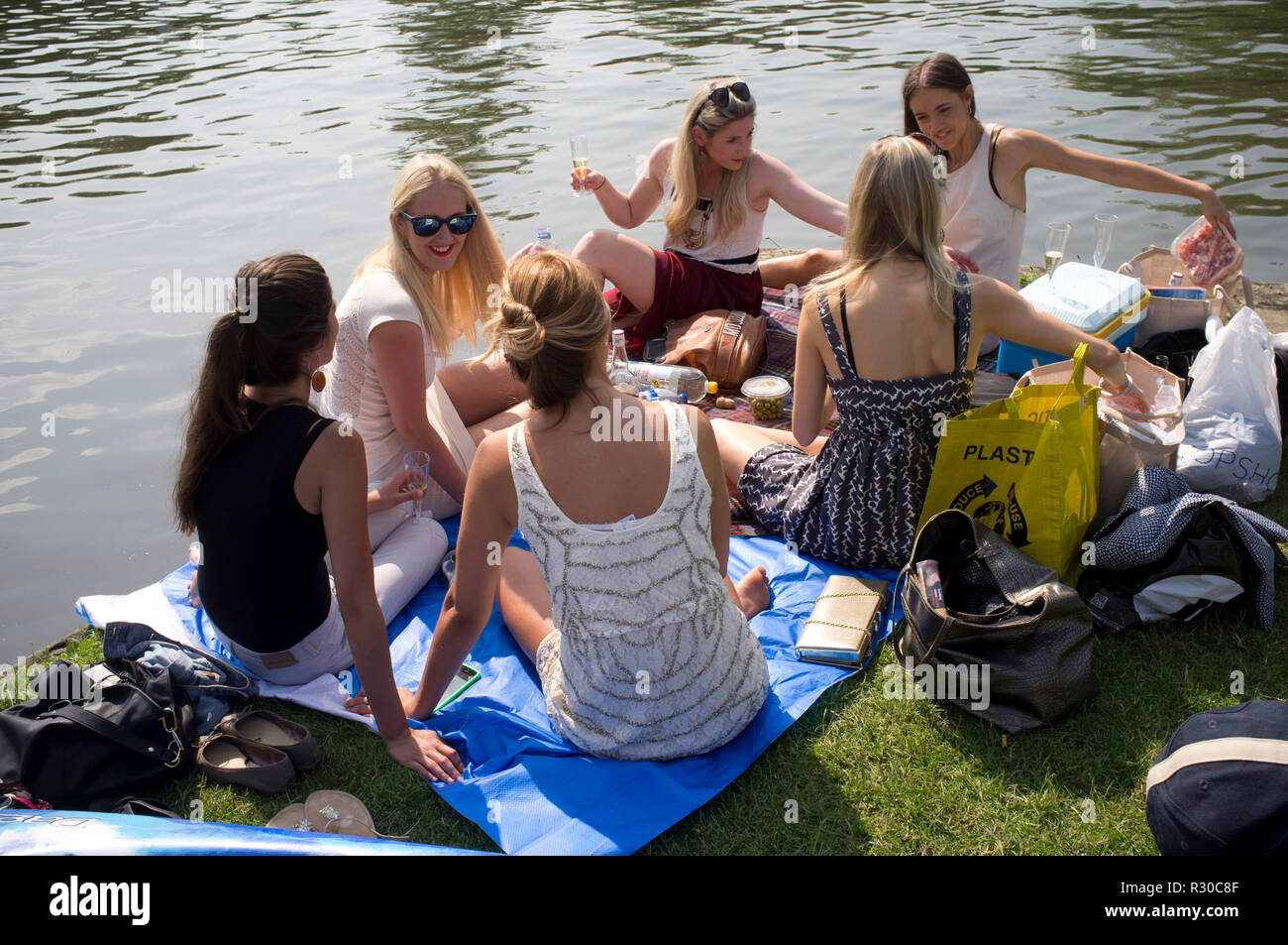 Die Mädchen genießen Sie eine Party auf dem leinpfad am Henley Regatta, Henley-on-Thames, Oxfordshire Stockfoto