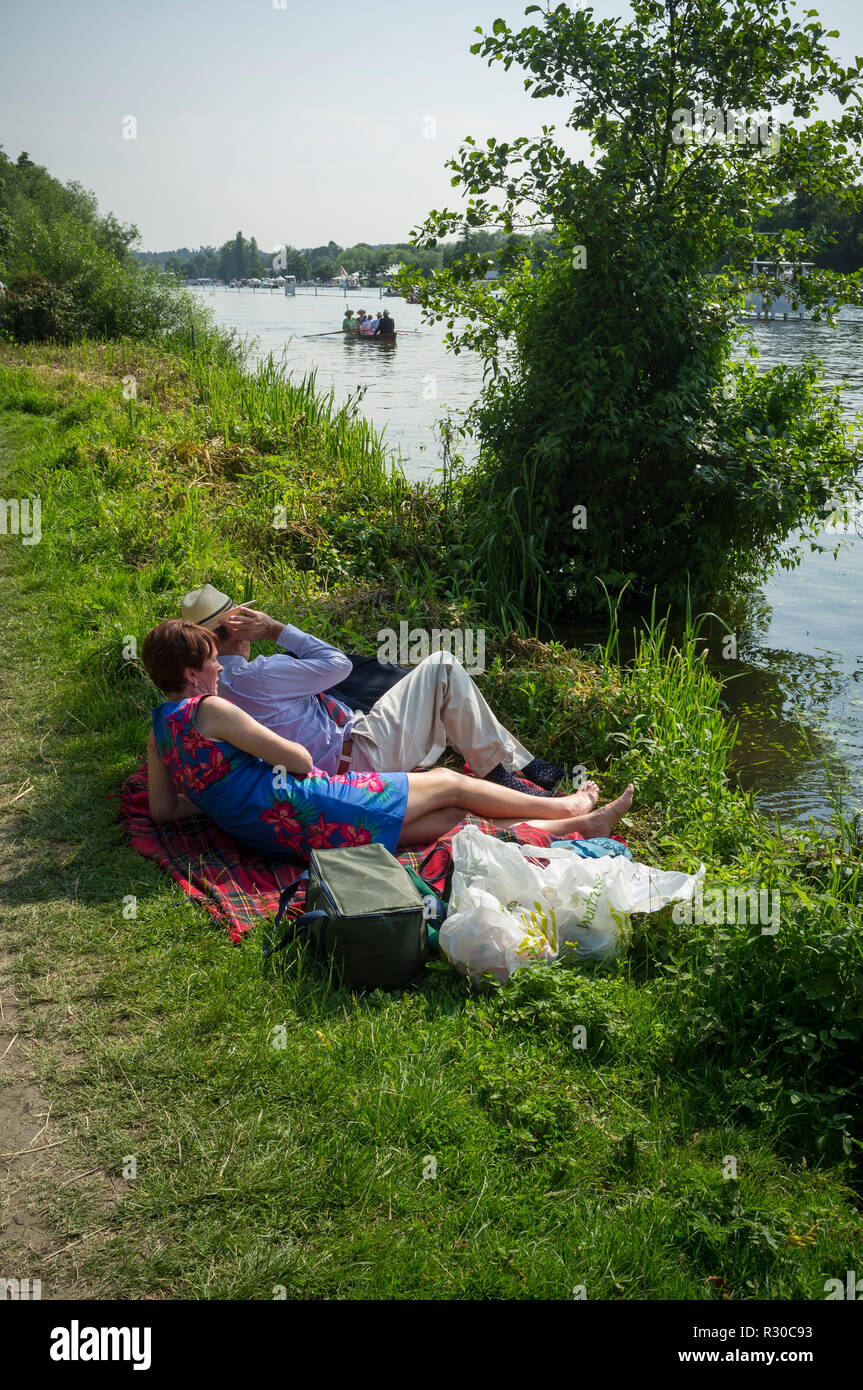 Ein paar Momente am leinpfad am Henley Regatta, Henley-on-Thames, Oxfordshire Stockfoto