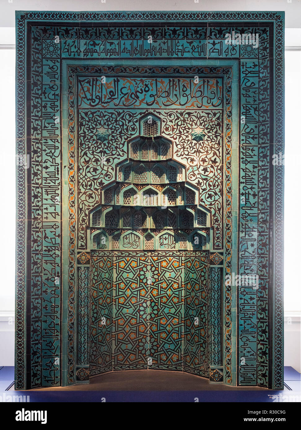 Berlin. Deutschland. Pergamon Museum. 13. jahrhundert Mihrab (Gebet Nische) vom Beyhekim Moschee, Konya, Türkei. Diese Nische ist mit dem Dichter verbunden Stockfoto