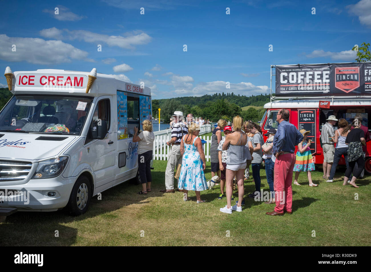 Eis und Kaffee für Verkauf durch die beginnen bei der Henley Royal Regatta, 2017, Henley-on-Thames, Oxfordshire Stockfoto