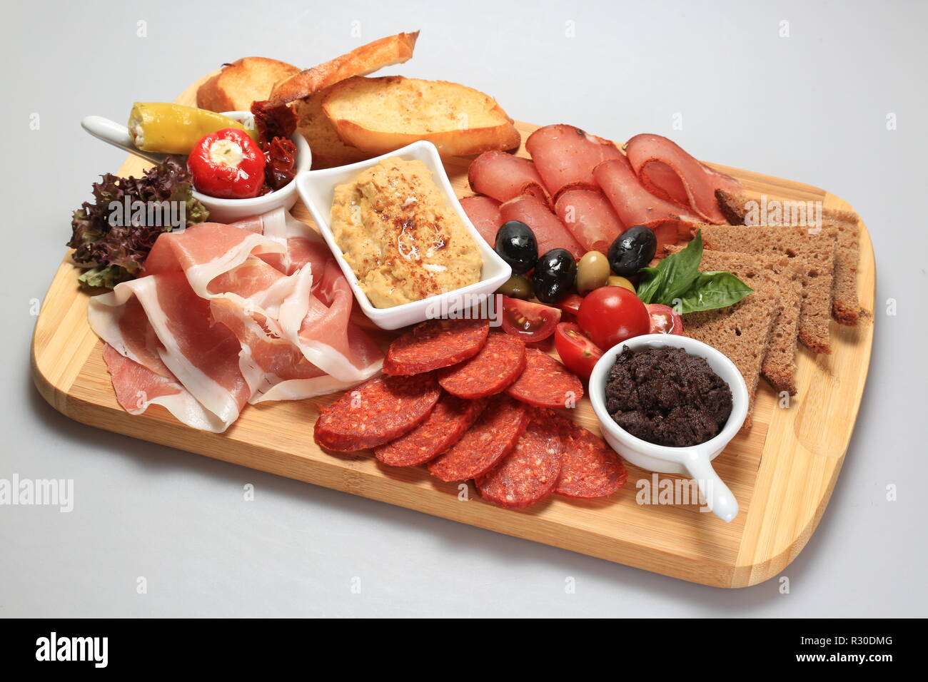 Eine Mischung aus Salami, Käse, Schinken auf einem Plateau Stockfoto