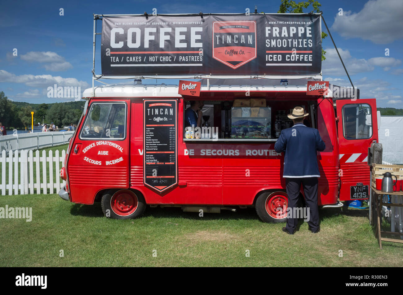 Warteschlangenfunktion für Kaffee aus konvertierten französischen Brand van am Henley Royal Regatta, 2017, Henley-on-Thames, Oxfordshire Stockfoto