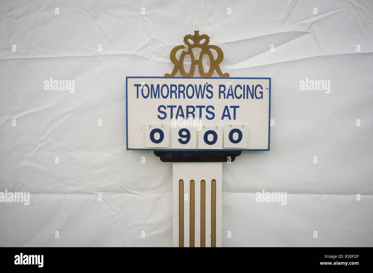 "Racing von Morgen beginnt um 21.00" Schild, Henley Regatta, Henley-on-Thames, Oxfordshire Stockfoto