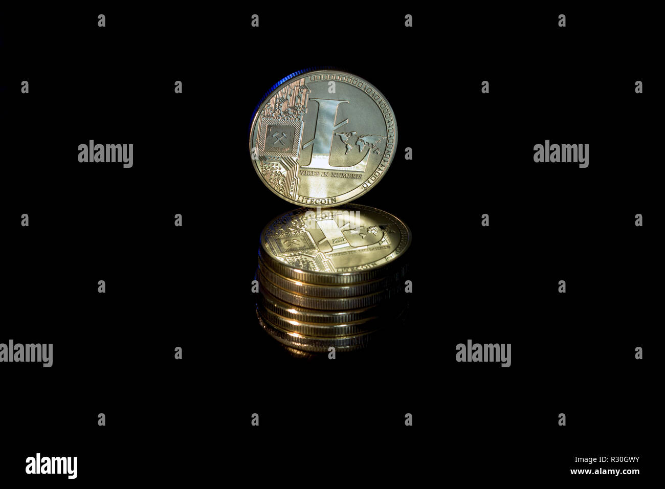 Crypto Währung litecoin Silbermünzen auf schwarzem Hintergrund. Zusätzlich zu den liegenden Münzen, es gibt ständige litecoin. Stockfoto