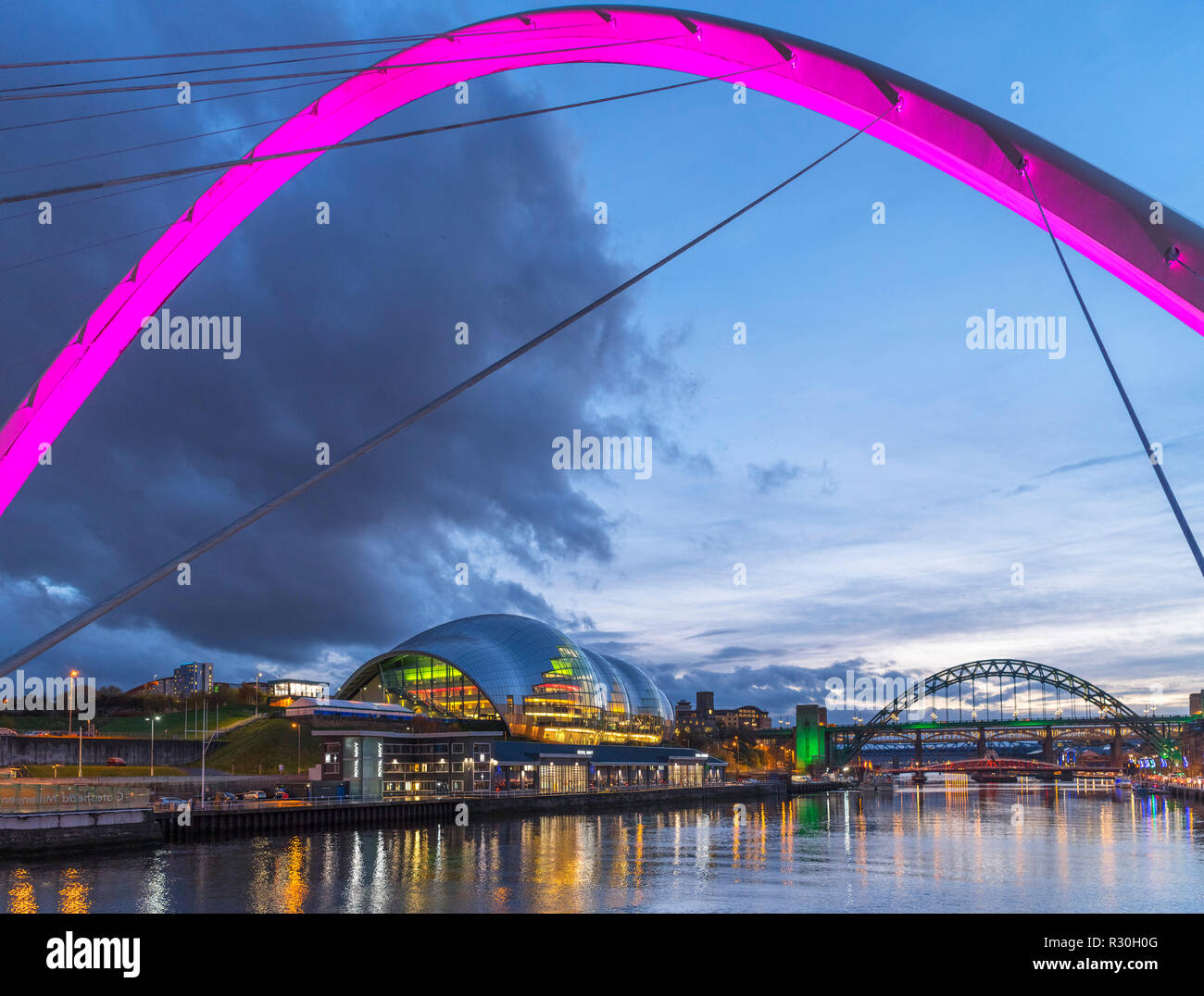 Der Gateshead Millennium Bridge in Richtung der Sage Gateshead und Tyne Bridge, Fluss Tyne, Newcastle upon Tyne, Tyne und Wear, England, Großbritannien Stockfoto