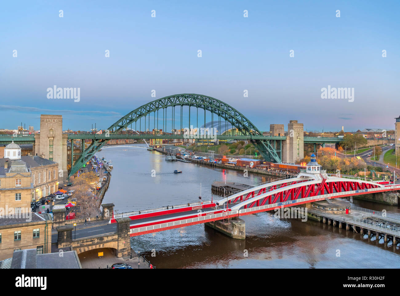 Blick auf den Fluss Tyne und Tyne Bridge in der Dämmerung, Newcastle upon Tyne, Tyne und Wear, England, Großbritannien Stockfoto