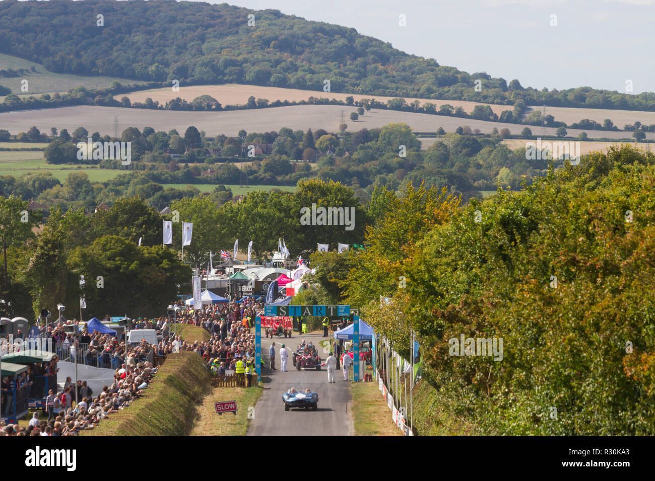 Blick nach unten zu Beginn bei der jährlichen Kop Hill Climb, Buckinghamshire Chilterns mit den Hügeln hinter Stockfoto