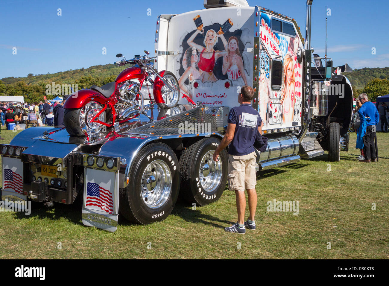 Großer amerikanischer Truck mit bunten Grafiken erregt Aufmerksamkeit bei der jährlichen Kop Hill Climb, Buckinghamshire Stockfoto