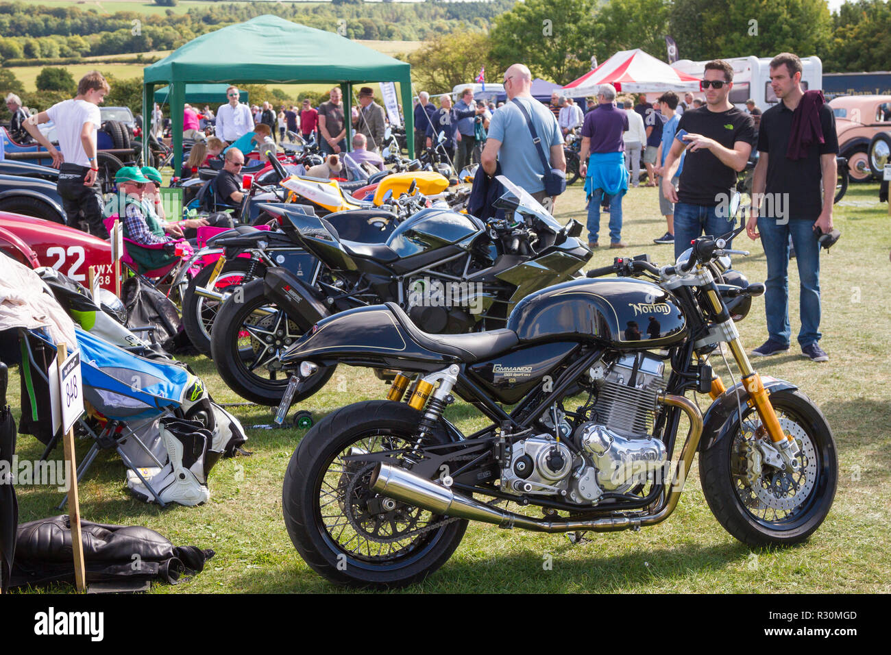 Klassische moderne Superbikes beim jährlichen Kop Hill Climb in Buckinghamshire Stockfoto