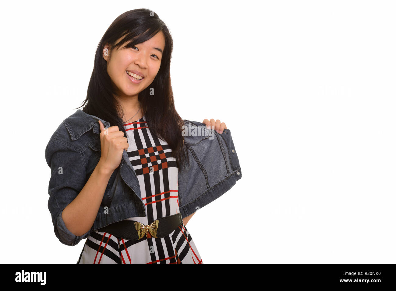 Junge asiatische Frau glücklich lächelnd und mit Blick auf die Kamera Stockfoto