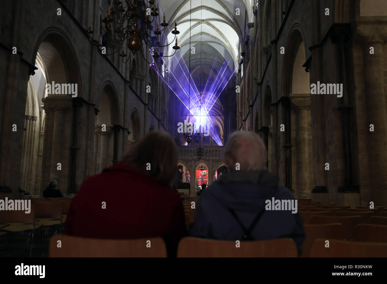 Über dem Kirchenschiff der Chichester Cathedral in West Sussex werden zwei Laser des Künstlers Jayson Haebich mit dem Namen 'Star of Bethlehem' projiziert. Stockfoto