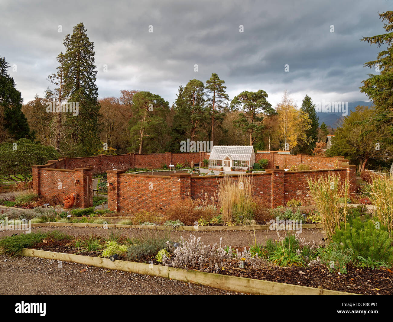 Die schöne, von einer Mauer umgebenen Garten, in der Nähe von portinscale Lingholm im Lake District National Park Stockfoto