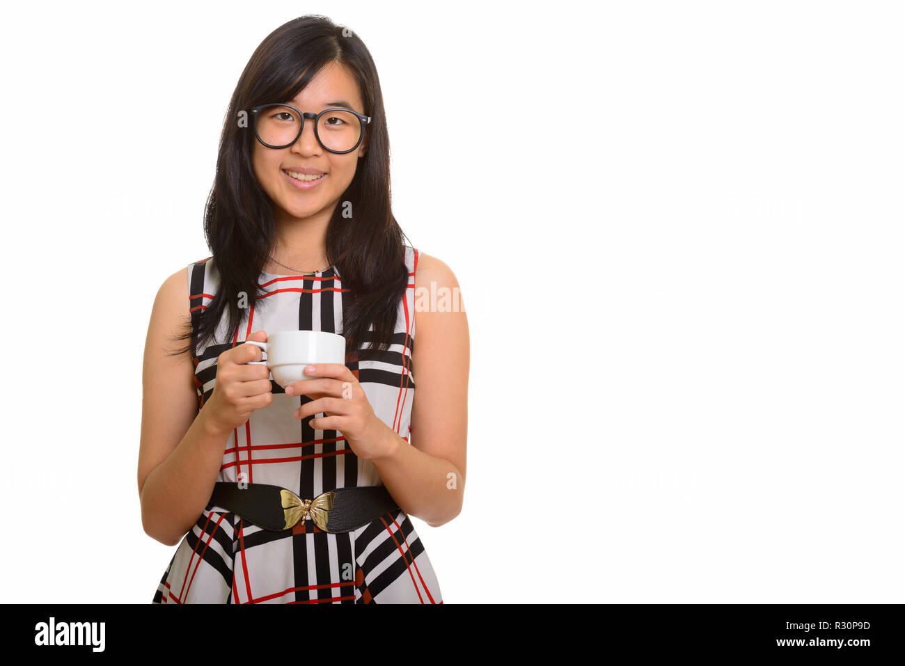 Junge gerne asiatische Geschäftsfrau holding Kaffeetasse Stockfoto