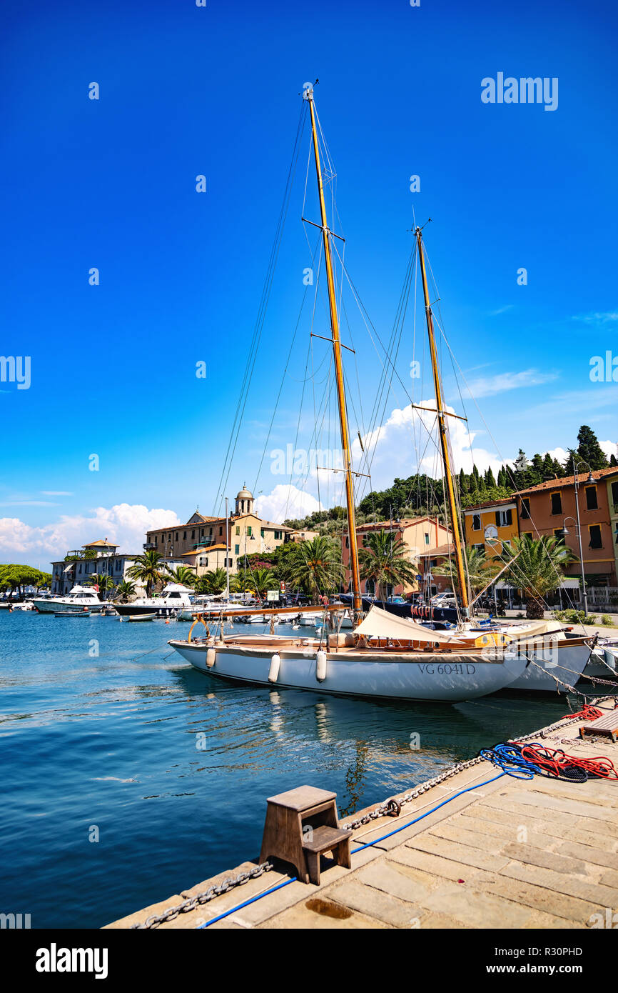 Grazie, Ligurien, Italien - 08 August 2018 - Blick auf das Dorf und den Hafen Stockfoto