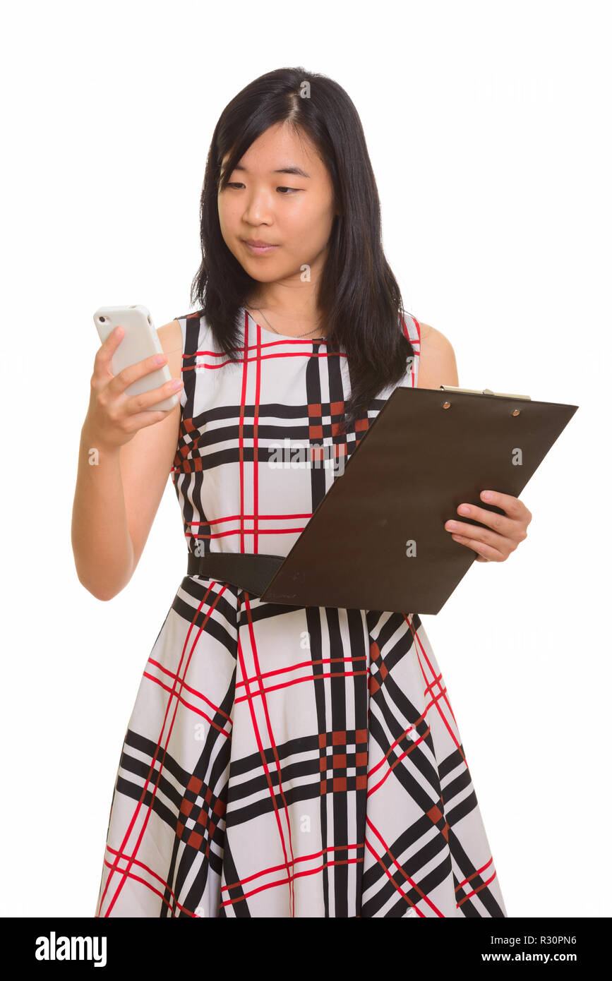 Junge schöne asiatische Geschäftsfrau holding Zwischenablage während benötigten Stockfoto