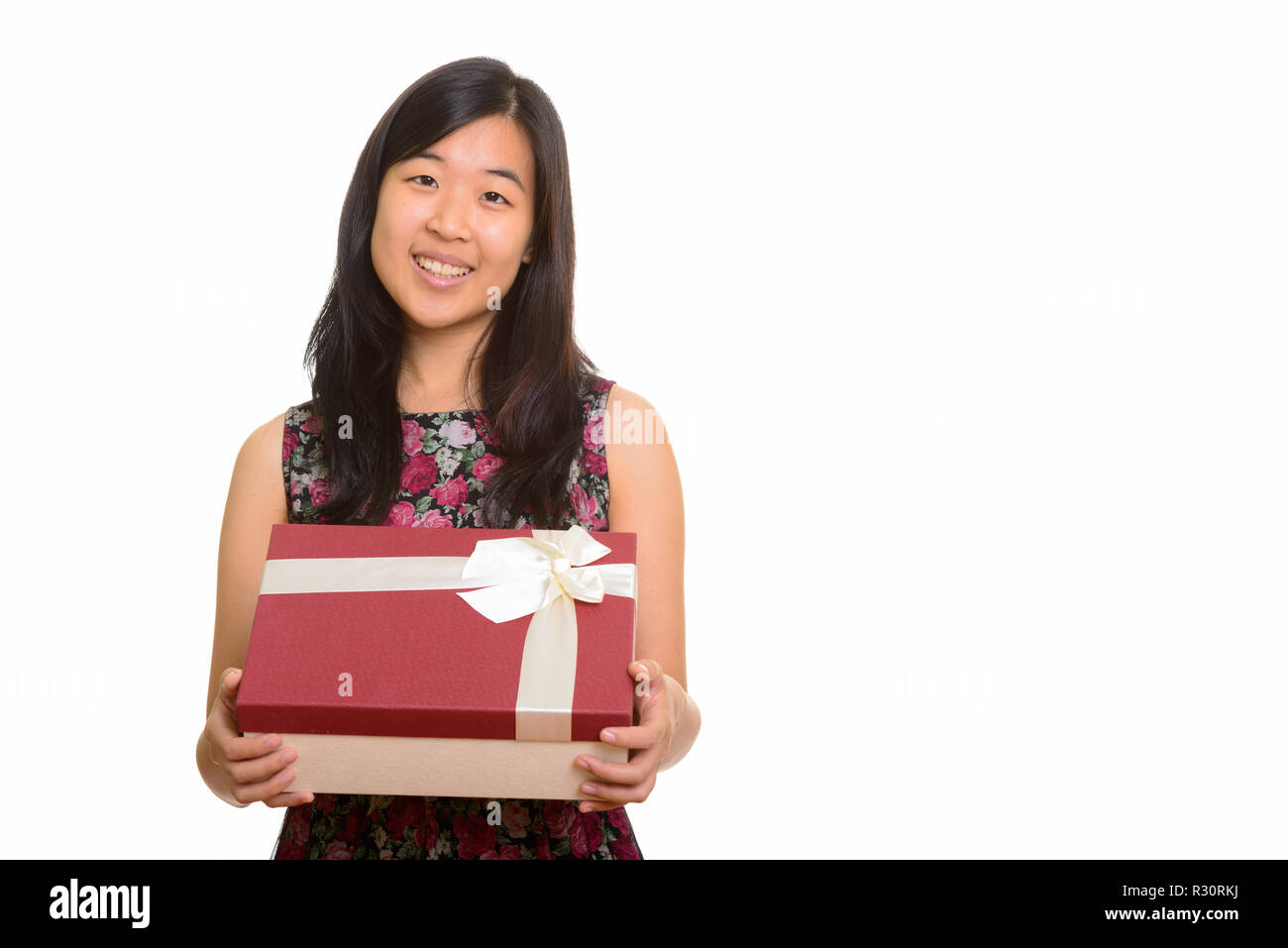 Junge gerne asiatische Frau mit Geschenkbox Stockfoto