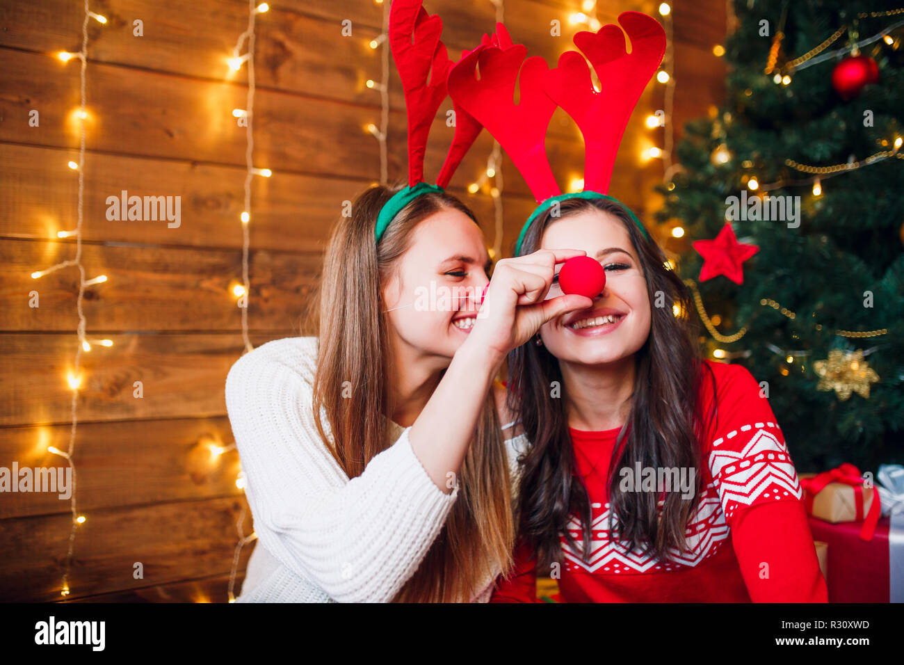 Lustige Freundinnen ein selfie. Weihnachtliche Stimmung. Stockfoto