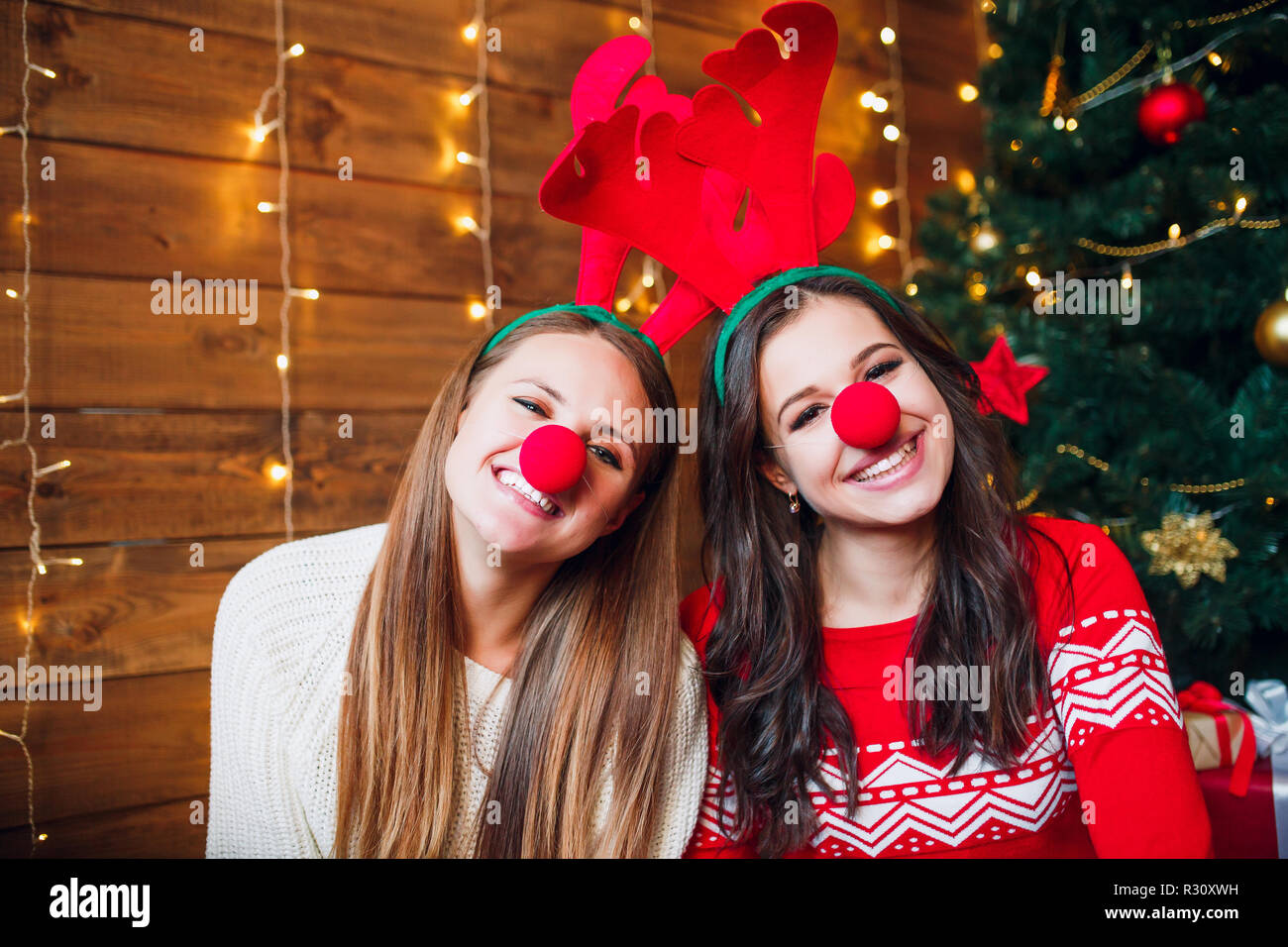 Lustige Freundinnen ein selfie. Weihnachtliche Stimmung. Stockfoto