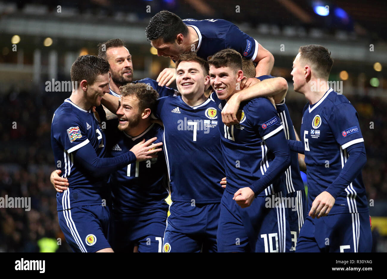 Schottlands James Forrest (Mitte) feiert zählenden Dritten Ziel seiner Seite des Spiels mit Teamkollegen und seinem Hut - Trick während der UEFA Nationen League, Gruppe C1 Spiel im Hampden Park, Glasgow. Stockfoto