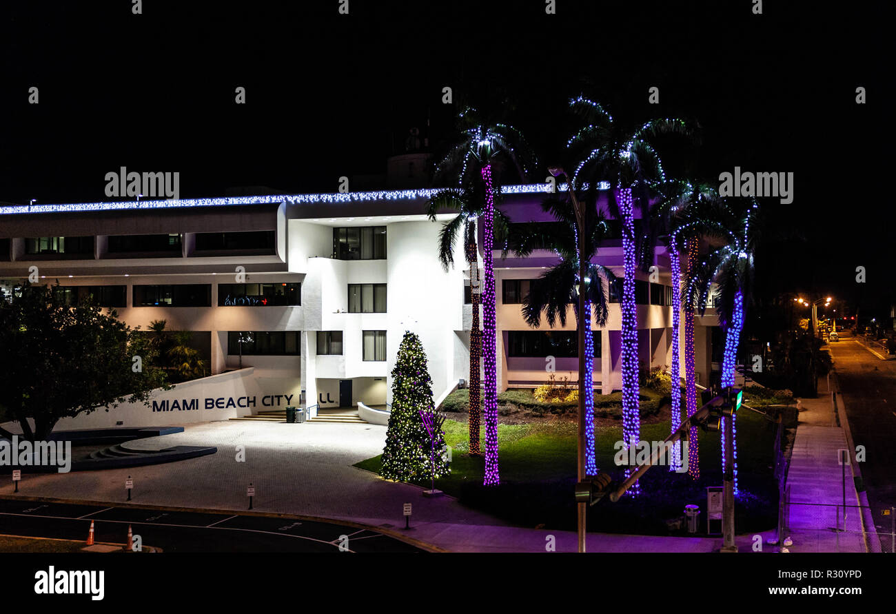 Weihnachtsbeleuchtung und Dekoration im Rathaus in Miami Beach, Florida, USA. Stockfoto